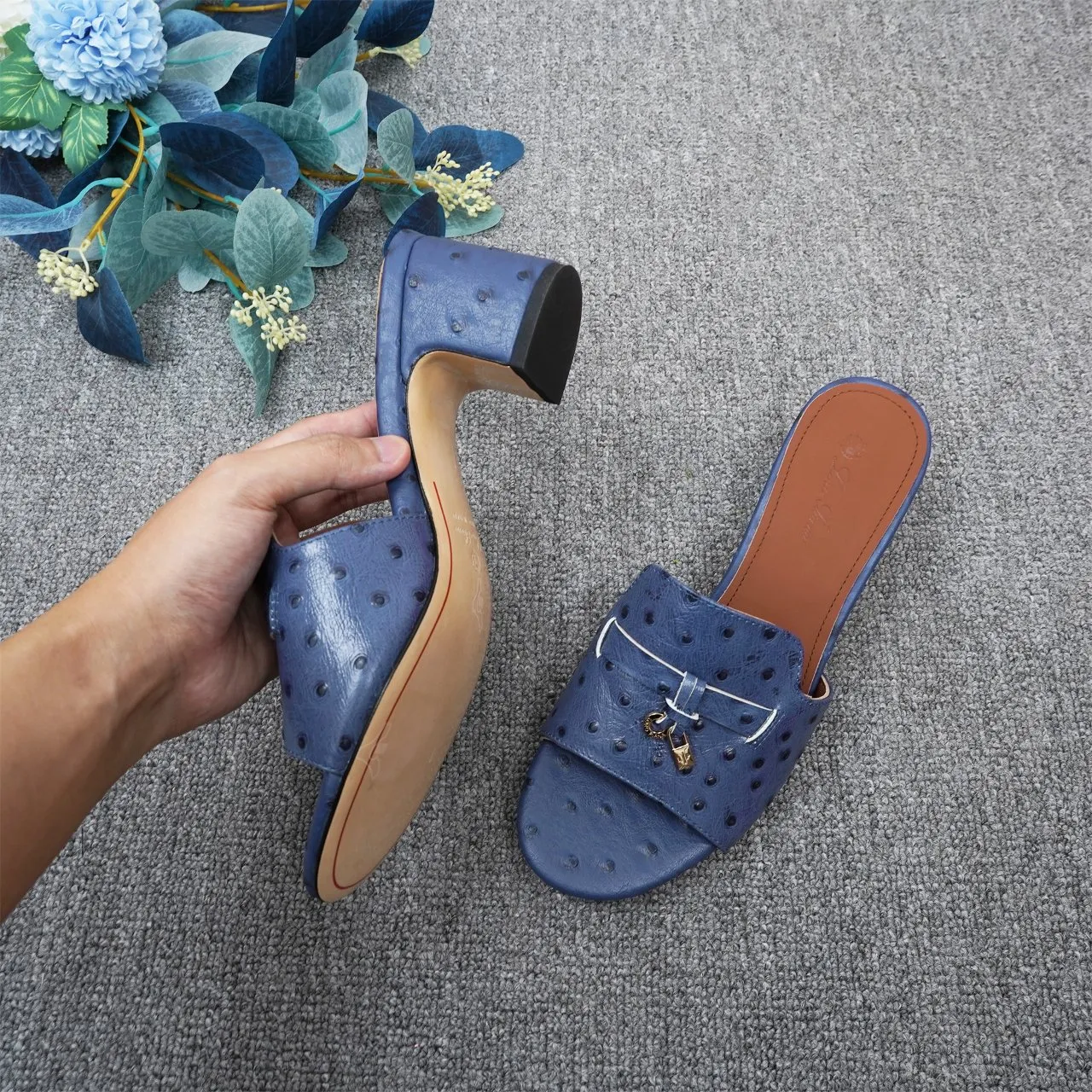 👟👟Ex-factory price 440👟👟 Genuine leather sole +30 suede sheepskin slippers with a strap decorated with Loro Piana My Charms charms and decorated with tone-on-tone stitching. Sophisticated and feminine, it pairs well with both city and resort looks. For those looking for an elegant upgrade, the summer glamor slipper is known for its slim open-back silhouette. size: 35-44 (custom-made sizes 43 and 44 are non-returnable) Upper: imported suede sheep leather (sheep), cowhide ostrich pattern, cowhide snake pattern Lining: imported high-grade mixed sheep silk Heel height: 5.5CM